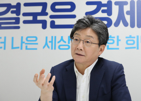 국민의힘 대권주자 중 한 명인 유승민 전 의원이 서울 여의도 희망22 사무실에서 열린 연합뉴스와의 인터뷰에서 "경제가 다시 성장해야 젊은이들이 가장 고통받는 일자리, 저출산, 불평등 문제도 해결이 가능하다" 며" 부동산 해법으로 "민간개발 방식으로 수도권에 100만호를 공급"하겠다고 밝히고 있다. 연합뉴스